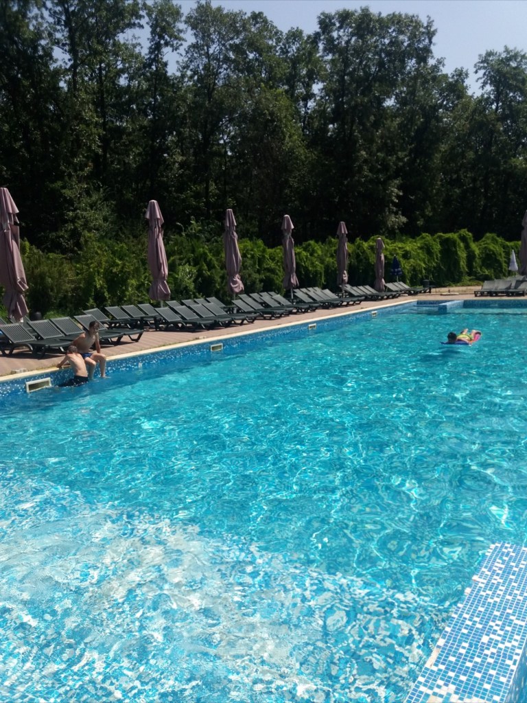 Proprietarii spun că piscina Casa de Piatră este o oază de liniște