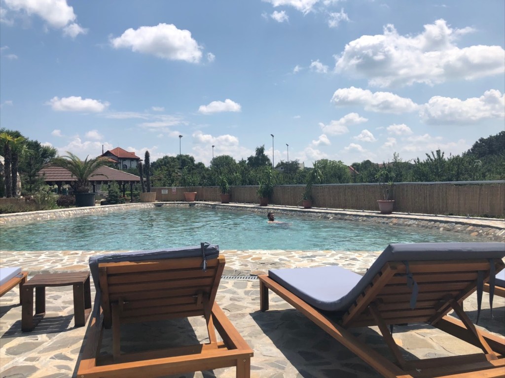 O escapadă la resort îți oferă și acces la piscina minunată