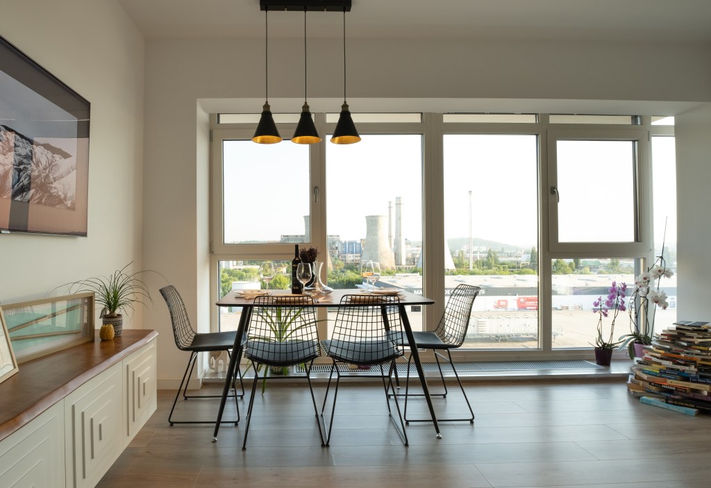 scaune perforate amenajare dining