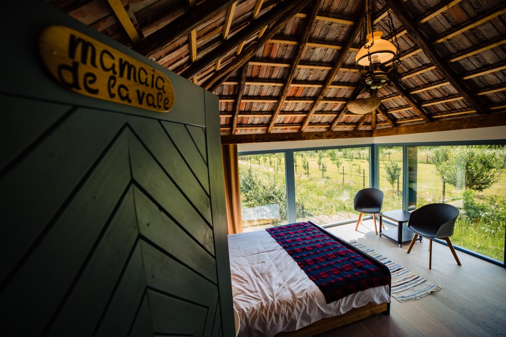 Pătulul are două camere superbe, cu denumiri pe măsură: „Mamaia de la vale” și „Mamaia din sus.”