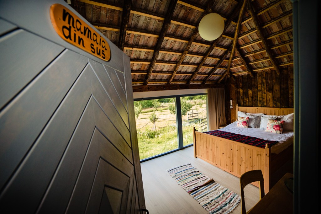 Pătulul are două camere superbe, cu denumiri pe măsură: „Mamaia de la vale” și „Mamaia din sus.”