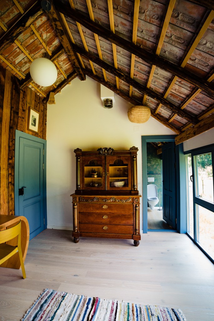 Întreg designul a fost realizat de familia Dobre, cu o atenție fantastică pentru obiectele vechi și tradiționale