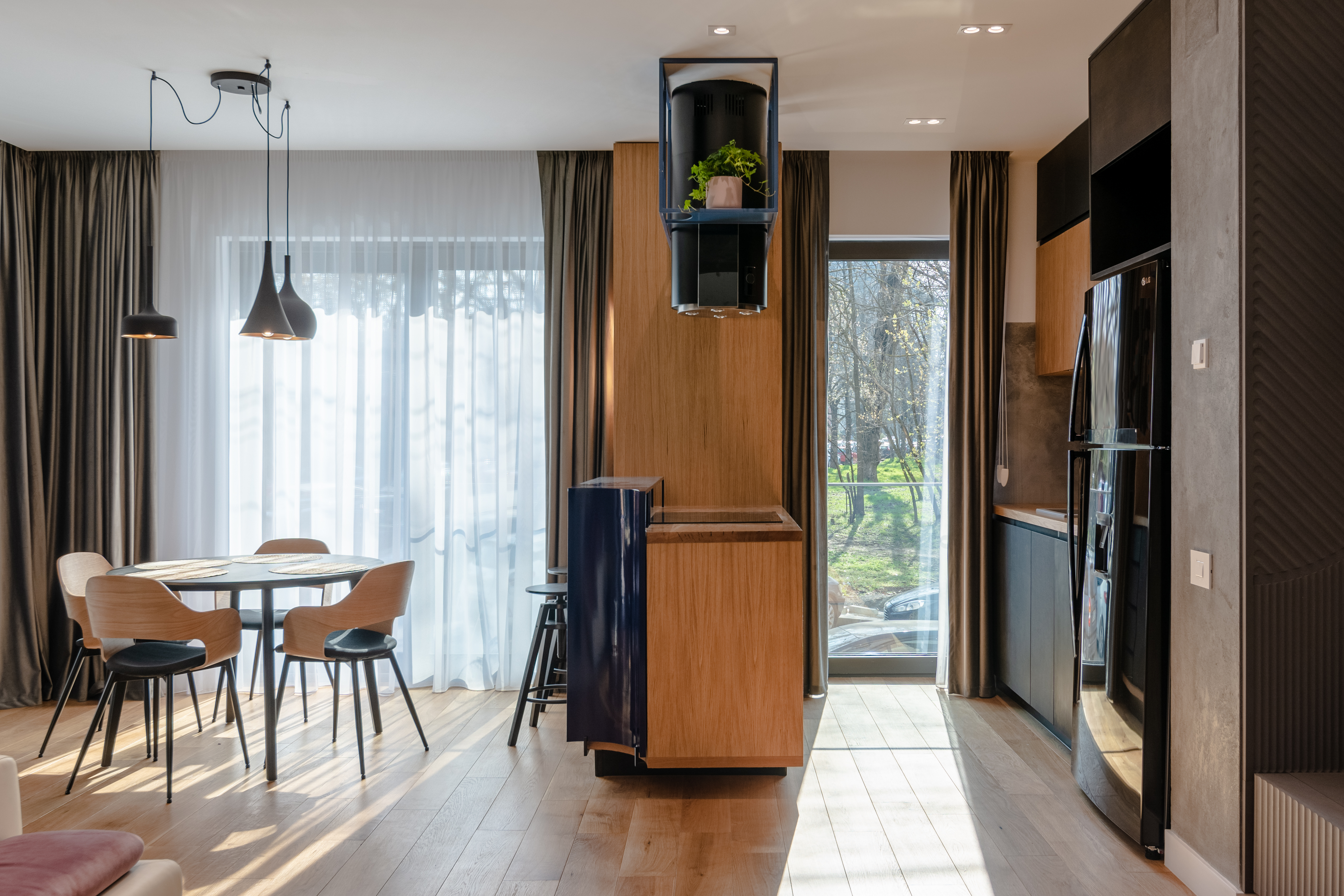 Luate separat, materialele sunt din categoria celor reci, cu accente masculine. Însă poziționarea, culorile și modul în care cade lumina naturală și cea artificială transformă spațiul într-unul elegant și primitor.