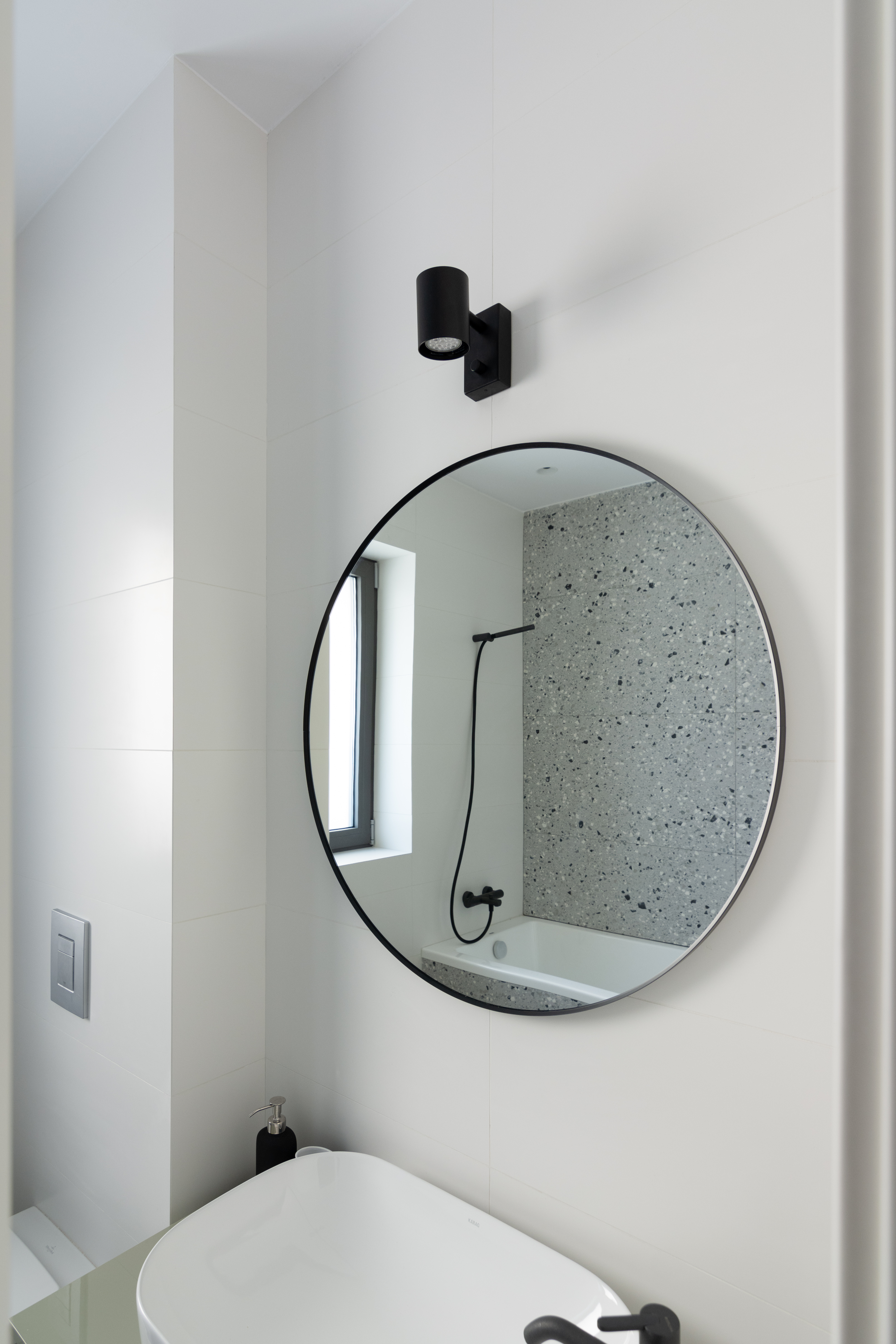 Dușul de culoare neagră este un detaliu cool. nu-i așa?