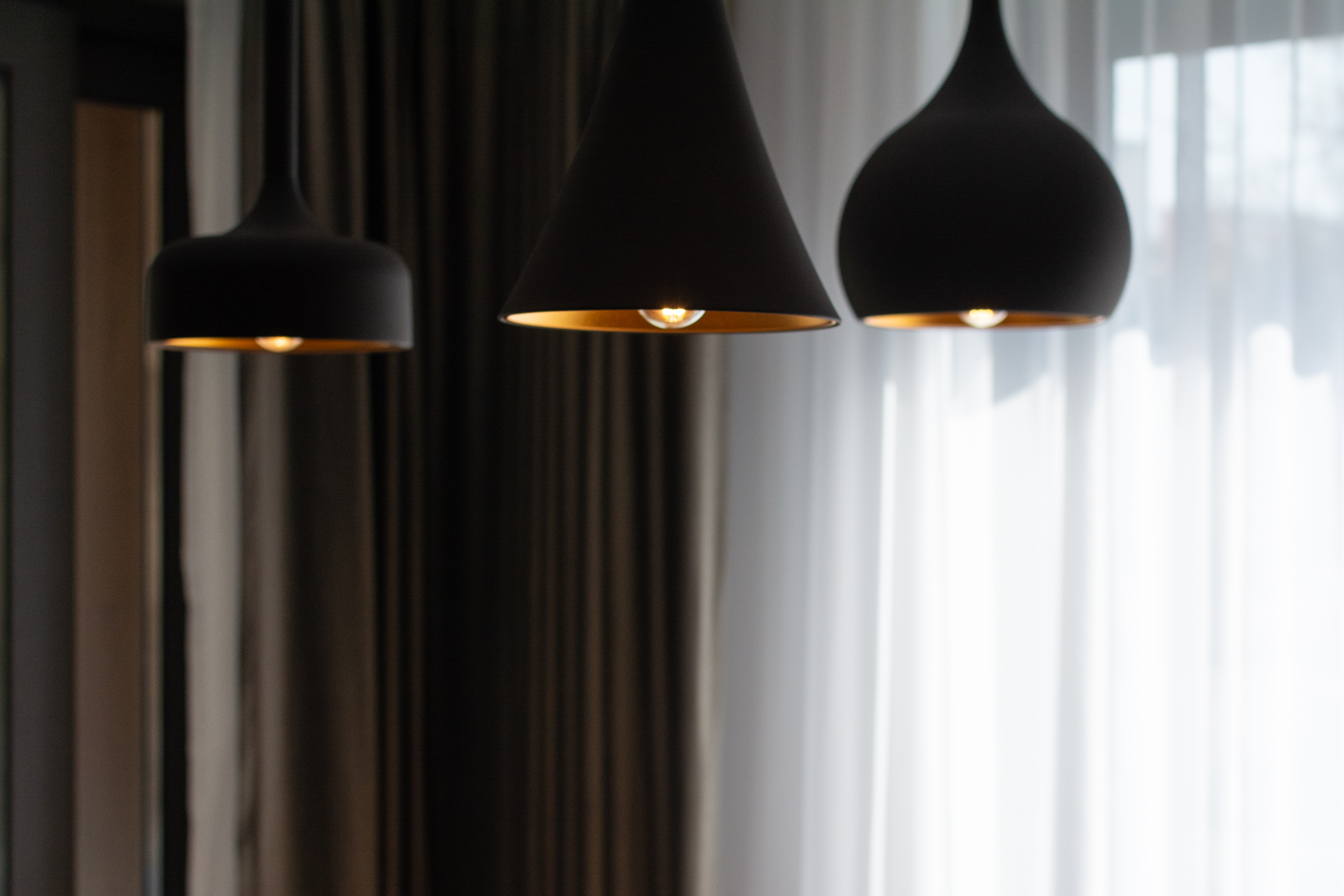 Lumina caldă și corpurile de culoare neagră creează un ambient plăcut și intim în acest spațiu.