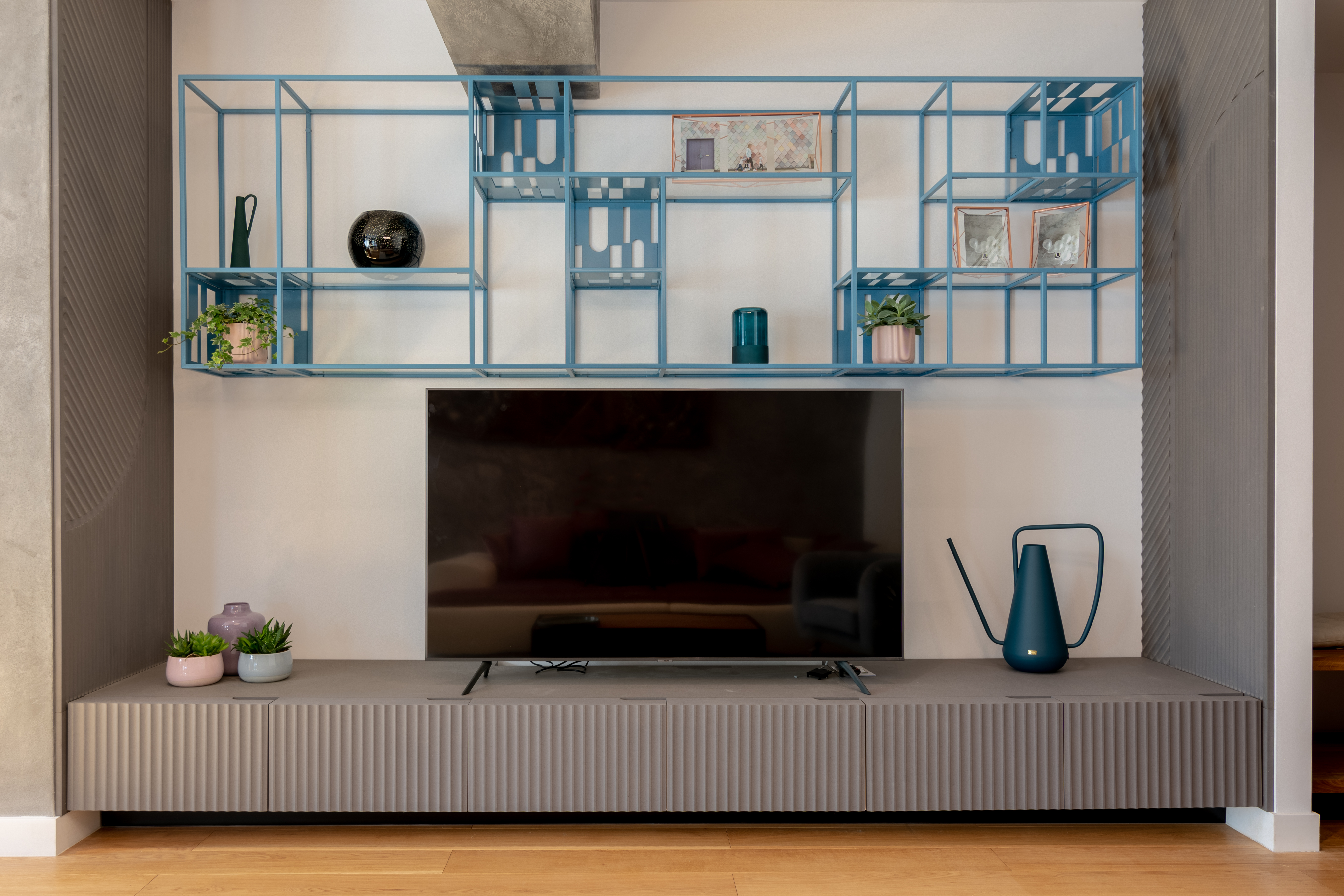 Cine a zis că spațiul din jurul televizorului nu poate fi fructificat cu elemente decorative?