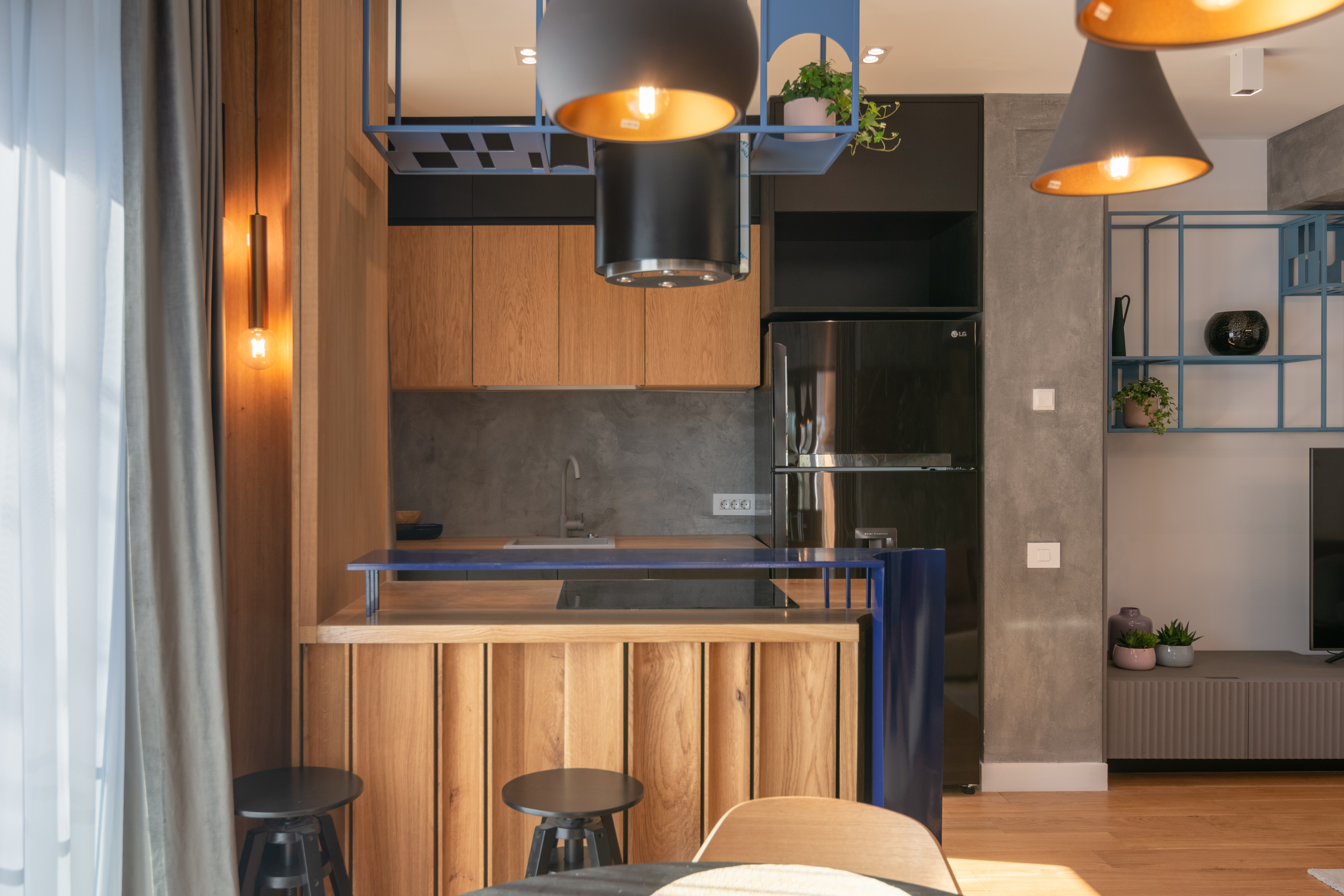 Zona de zi poate fi descrisă ca dinamică, având accente de culoare și un joc cu volumele.