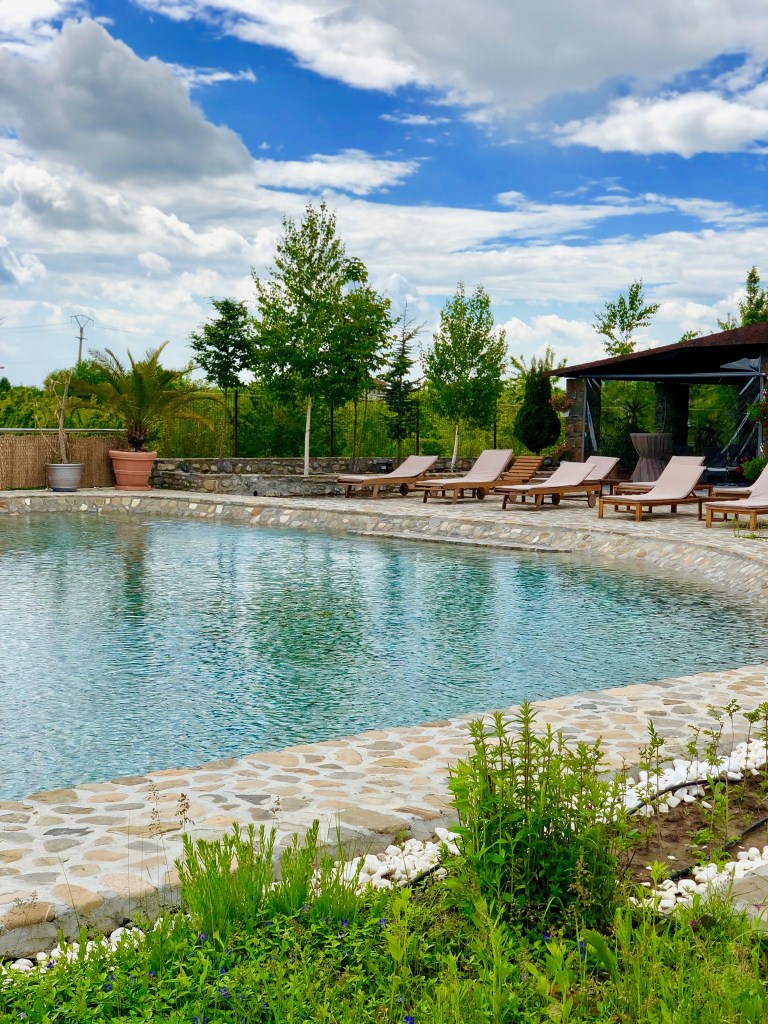 O escapadă la resort îți oferă și acces la piscina minunată