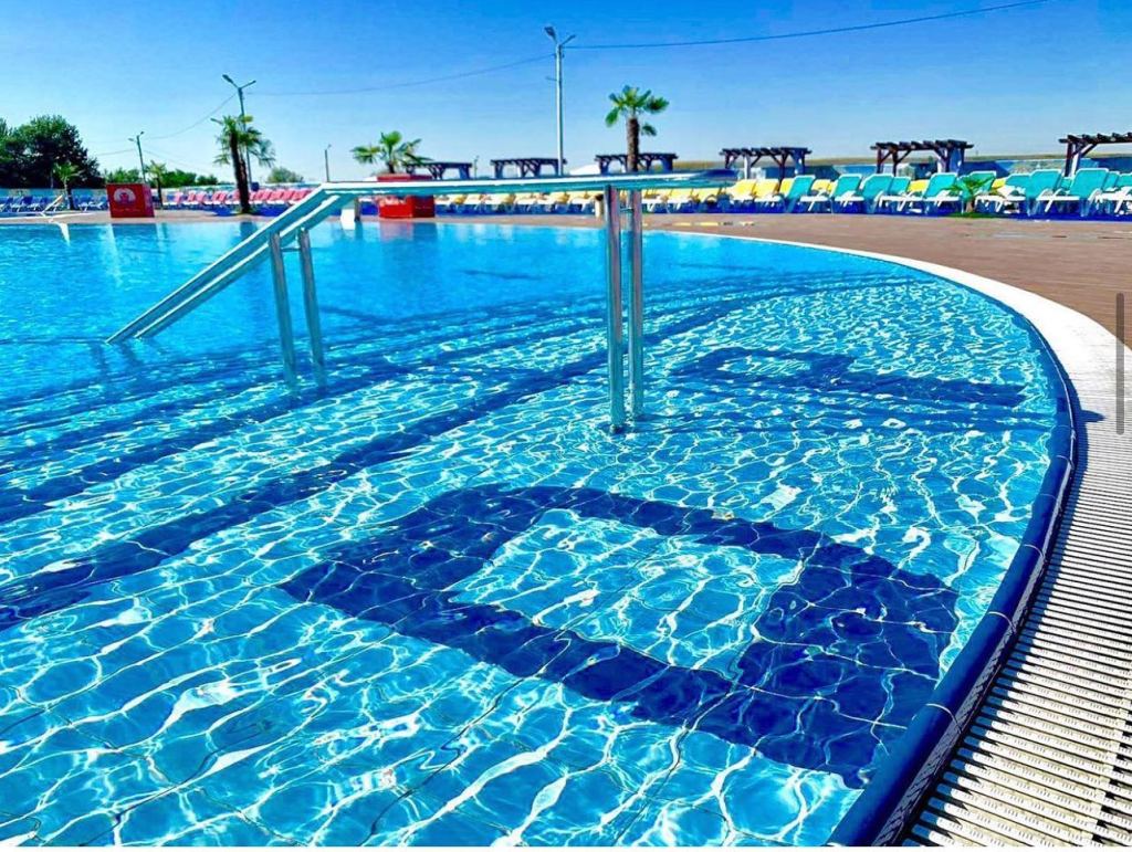 Piscina Don Pedro organizează și tot felul de petreceri și concerte pe timpul verii