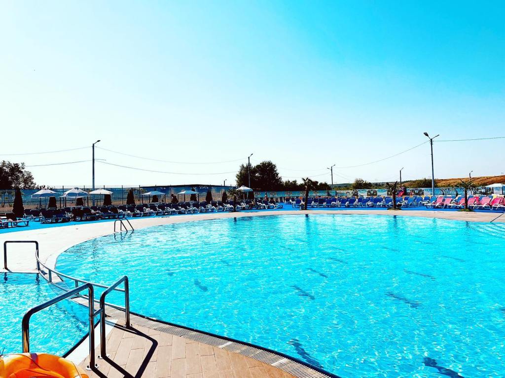 Piscina Don Pedro organizează și tot felul de petreceri și concerte pe timpul verii