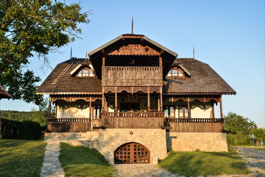 În 2012, familia Dobre a început construcția la prima casă din gospodărie, realizată exact după tehnicile arhitecturale vechi