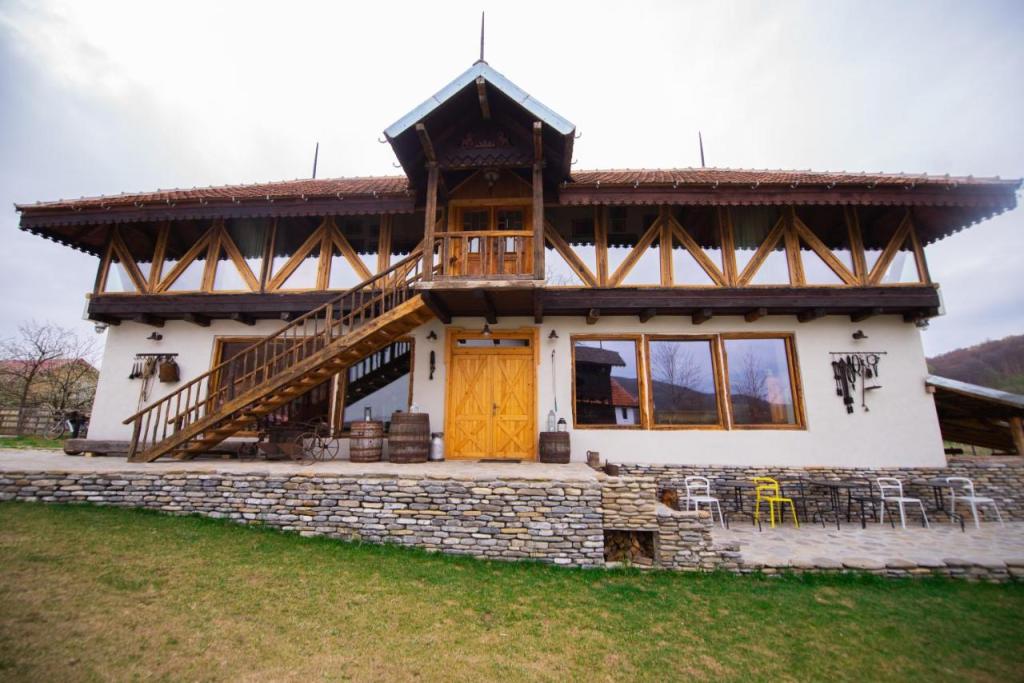 Fânarul a fost cea de-a doua construcție a gospodăriei și are trei camere la etaj