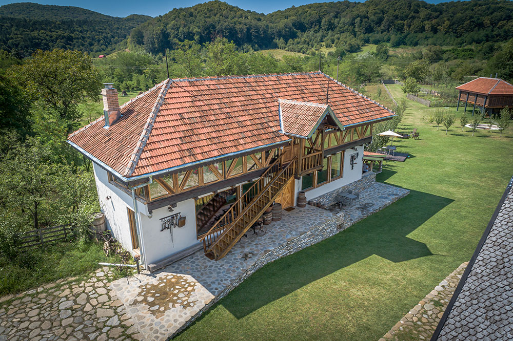 Fânarul a fost cea de-a doua construcție a gospodăriei și are trei camere la etaj