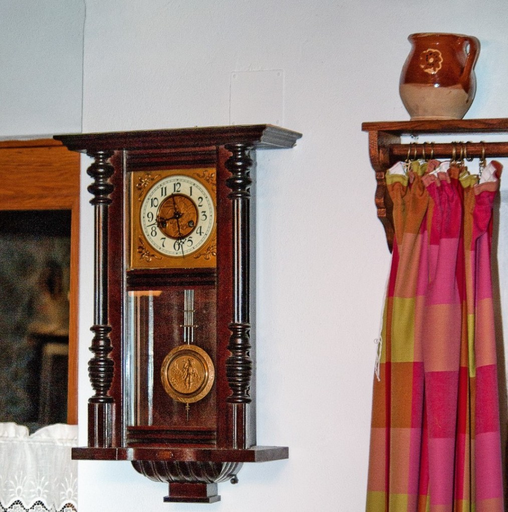 Întreg designul a fost realizat de familia Dobre, cu o atenție fantastică pentru obiectele vechi și tradiționale