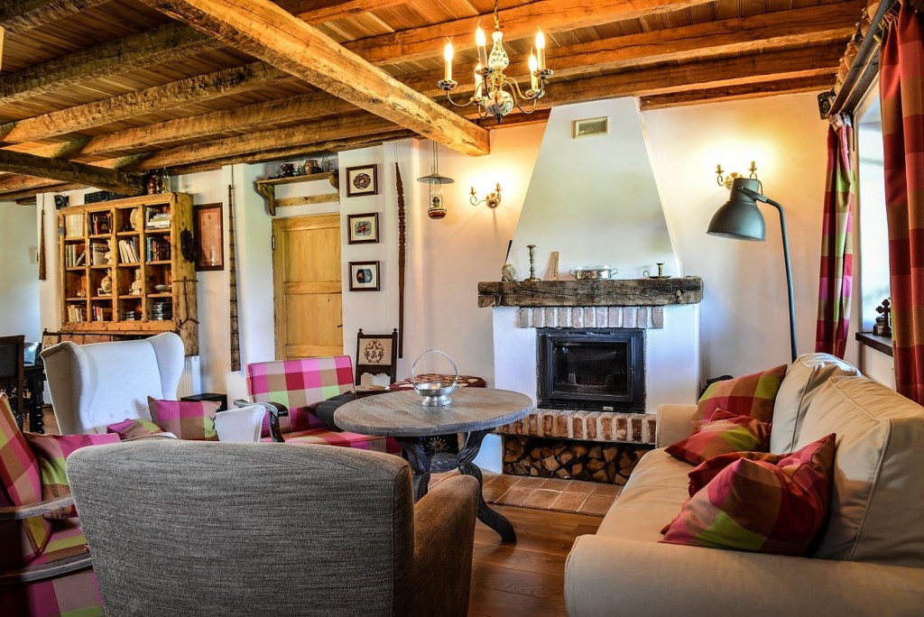 Odăile din case sunt personalizate cu numele străbunicilor familiei Dobre