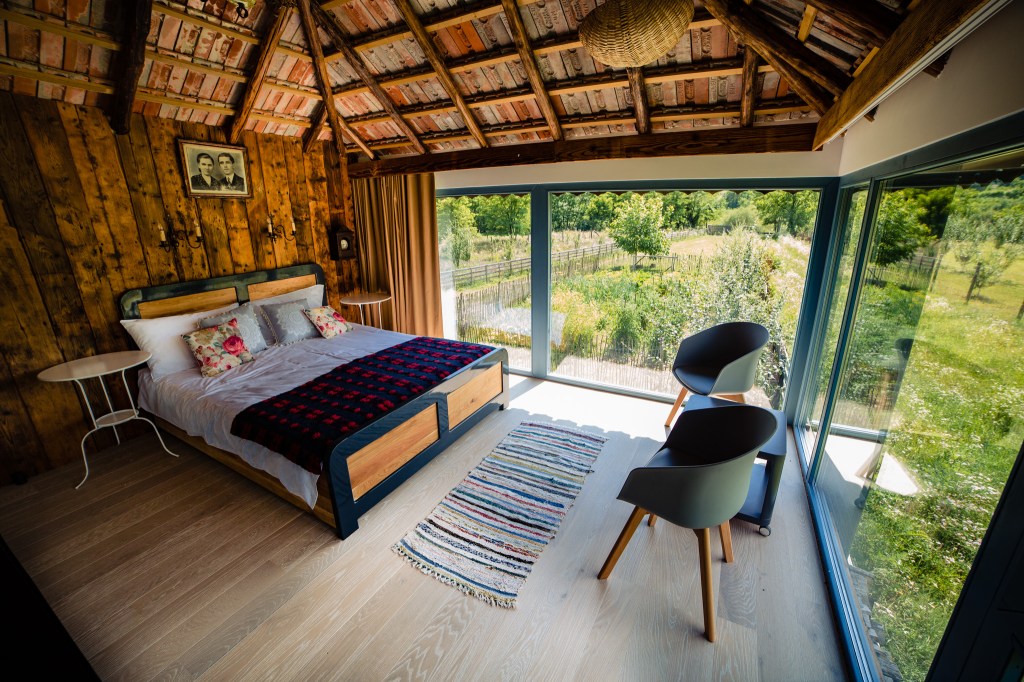 Pătulul are două camere superbe, cu denumiri pe măsură: „Mamaia de la vale” și „Mamaia din sus.”