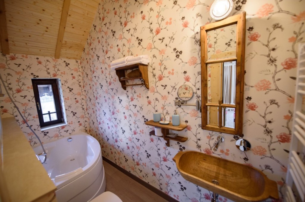 Odăile din case sunt personalizate cu numele străbunicilor familiei Dobre