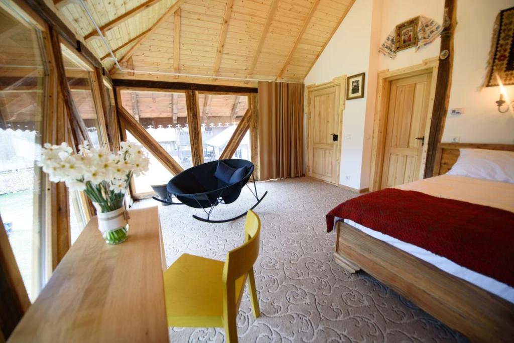 Odăile din case sunt personalizate cu numele străbunicilor familiei Dobre