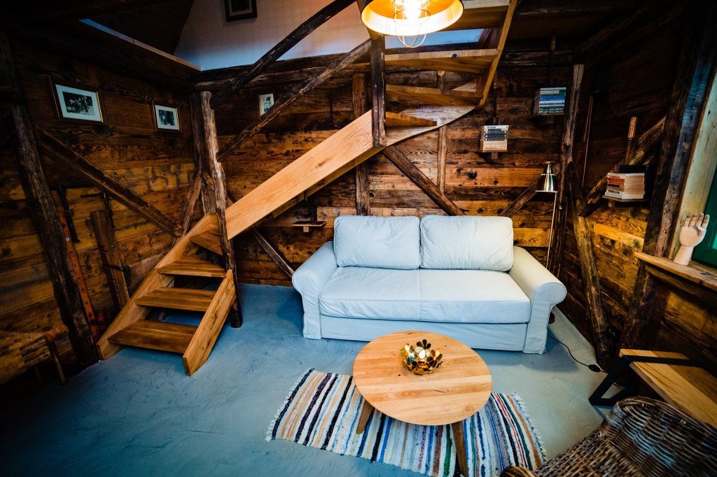 Atelierul de tâmplărie al gospodăriei este un tiny house