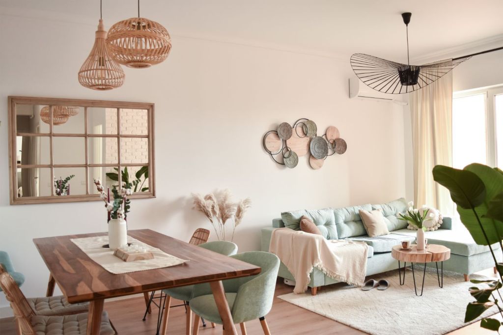 culori relaxante living verde menta bej crem amenajare open space canapea verde menta stil boho zona de diming