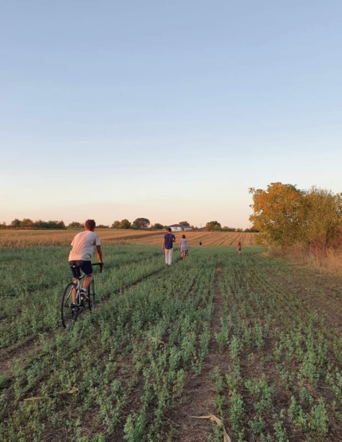Ilustratoarea spune că are o casă cu arhitectură banală, salvată de frumusețea împrejurimilor