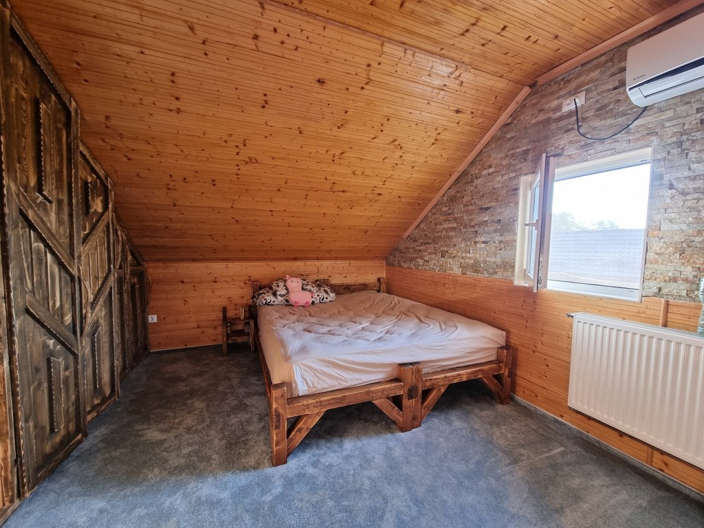 Locuința are parter și o mansardă locuibilă, cu două dormitoare