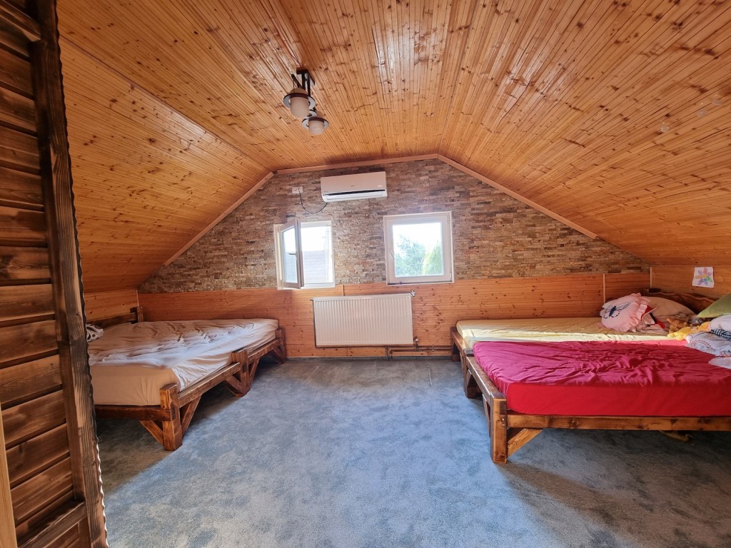 Locuința are parter și o mansardă locuibilă, cu două dormitoare