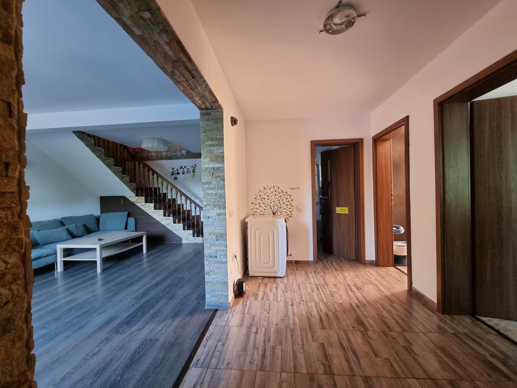 casa la tara Proprietarii spun că au mers pe ideea de cabană, cu lemn mult la mansardă și ciment la parter