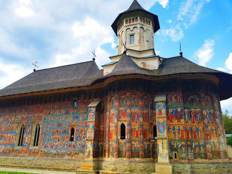 manastiri moldova Imaginile de pe fațadă își păstrează tonurile vii