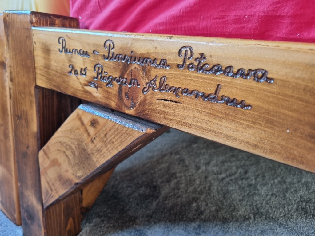 casa la tara Piesele de mobilier sunt lucrate manual și gravate, cu „dedicație”, pentru Răzvan