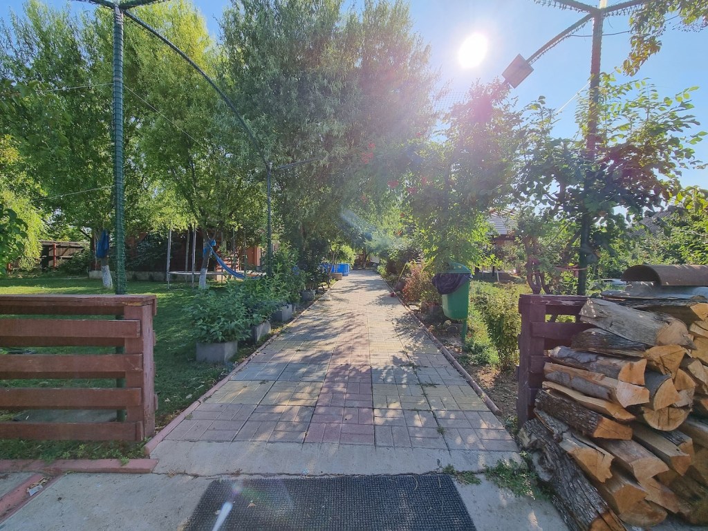 casa la tara Tinerii au un teren de 3000 de metri pătrați, o grădină bogată, dar și o micro-fermă