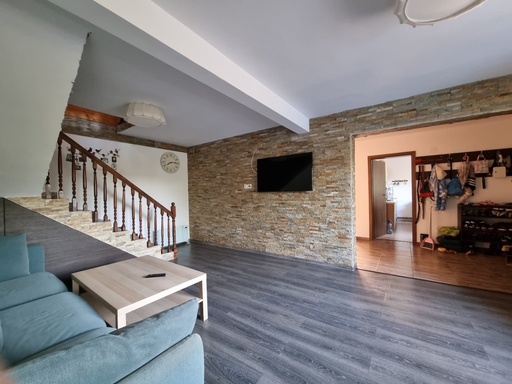 Familia Micu a investit peste 40.000 de euro în casa de la sat, construită de la zero