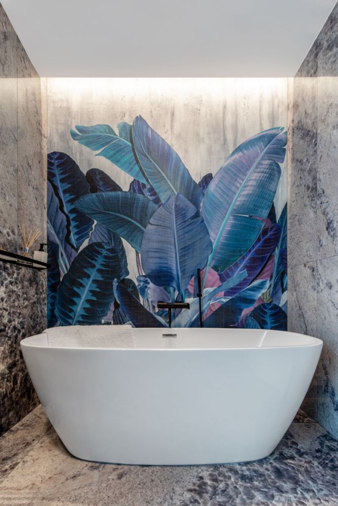 Amenajare vila duplex Otopeni stil eclectic - Sergiu Califar - Pure Mess Design - baie cu fototapet rezistent la apa Jungle si cada freestanding (1)
