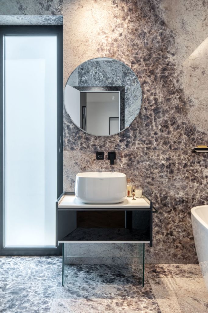 Amenajare vila duplex Otopeni stil eclectic - Sergiu Califar - Pure Mess Design - baie cu fototapet rezistent la apa Jungle si cada freestanding (3)