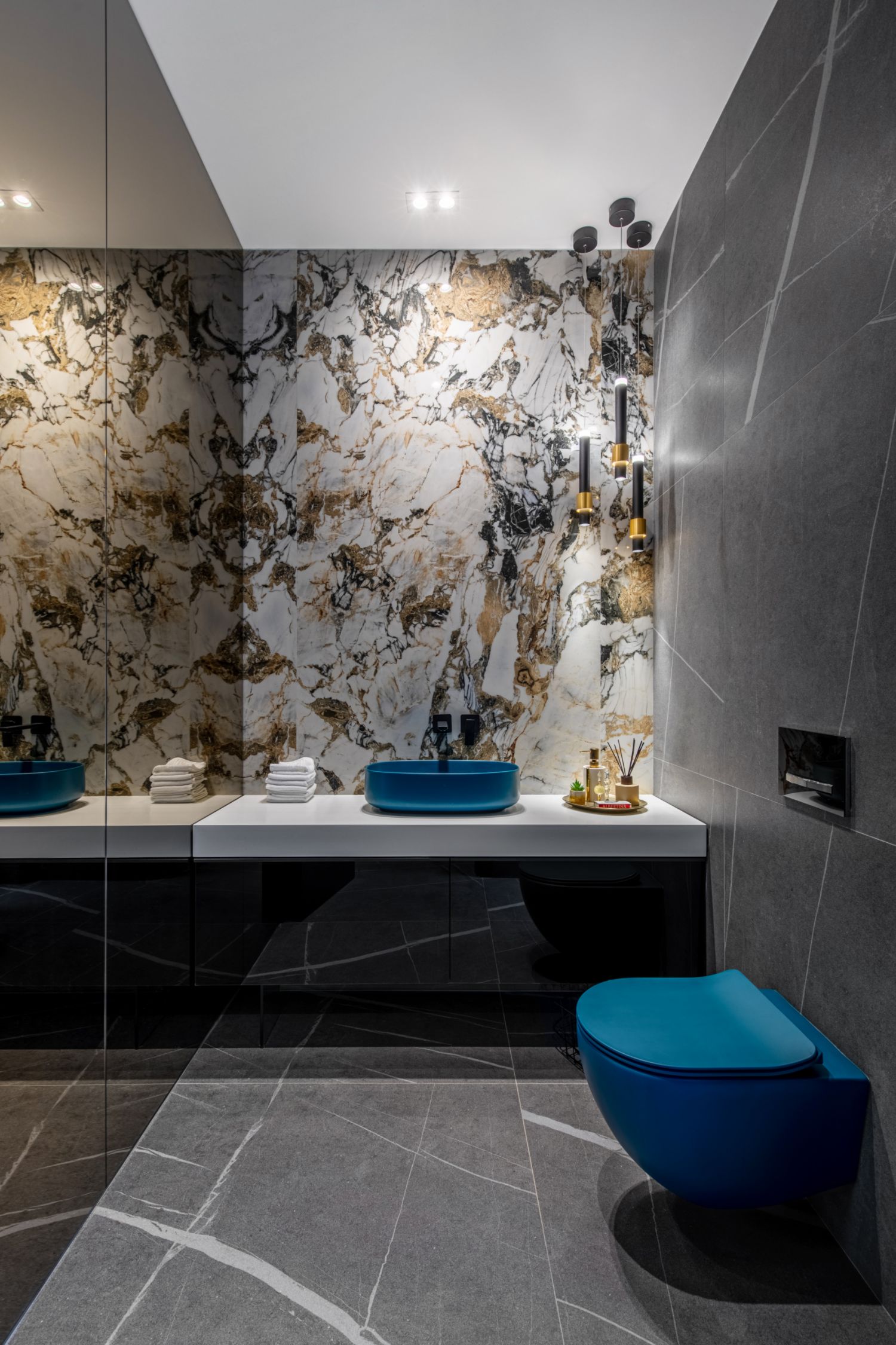 Amenajare vila duplex Otopeni stil eclectic - Sergiu Califar - Pure Mess Design - baie lastre ceramice Florim oglinda fumurie sanitare turcoaz