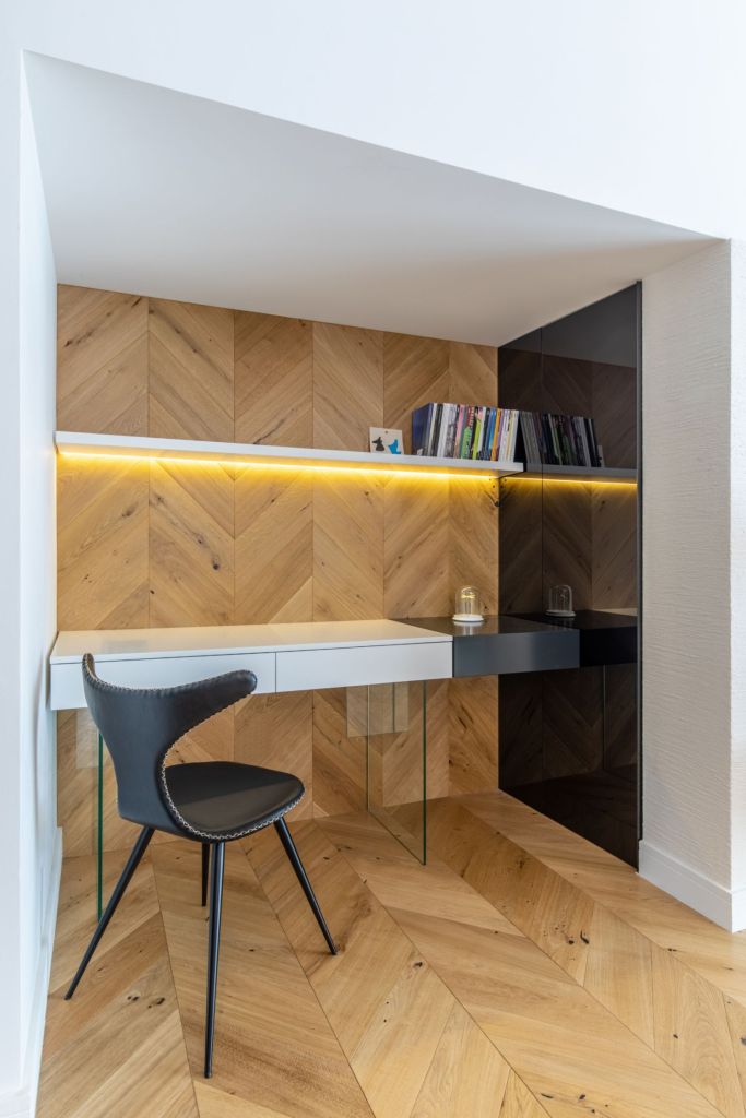 Amenajare vila duplex Otopeni stil eclectic - Sergiu Califar - Pure Mess Design - birou sub scara parchet tip Chevron