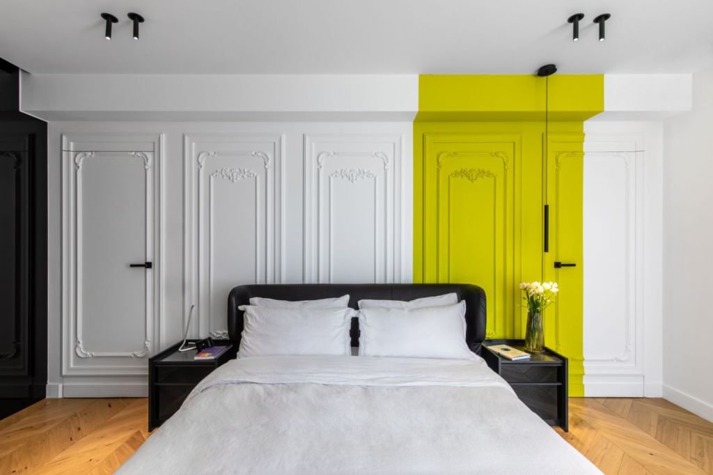 Amenajare vila duplex Otopeni stil eclectic - Sergiu Califar - Pure Mess Design - dormitor cu rame clasice duropolimer vopsite galben (1)