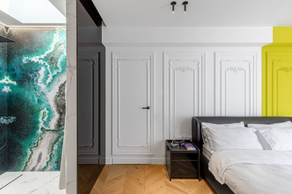 Amenajare vila duplex Otopeni stil eclectic - Sergiu Califar - Pure Mess Design - dormitor cu rame clasice duropolimer vopsite galben (2)