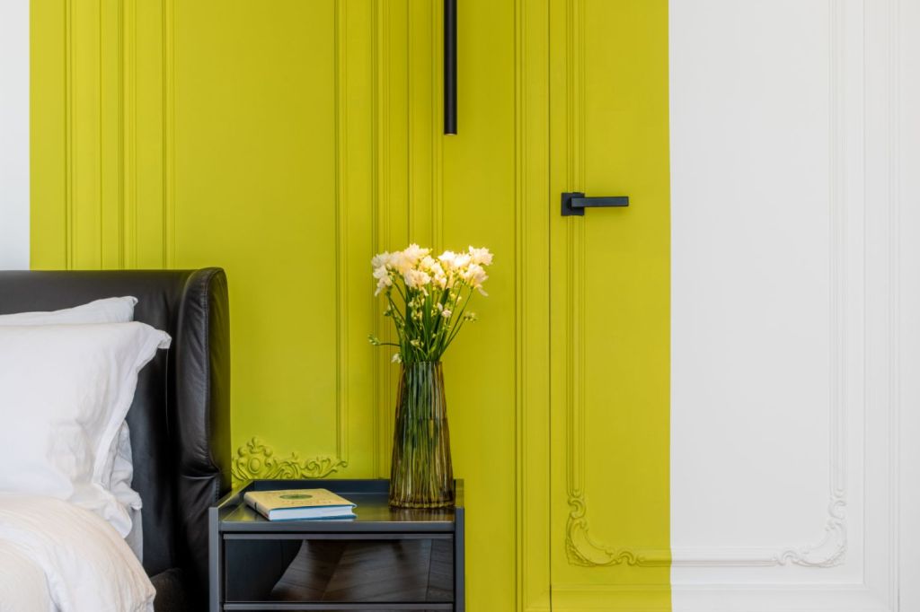 Amenajare vila duplex Otopeni stil eclectic - Sergiu Califar - Pure Mess Design - dormitor cu rame clasice duropolimer vopsite galben (3)