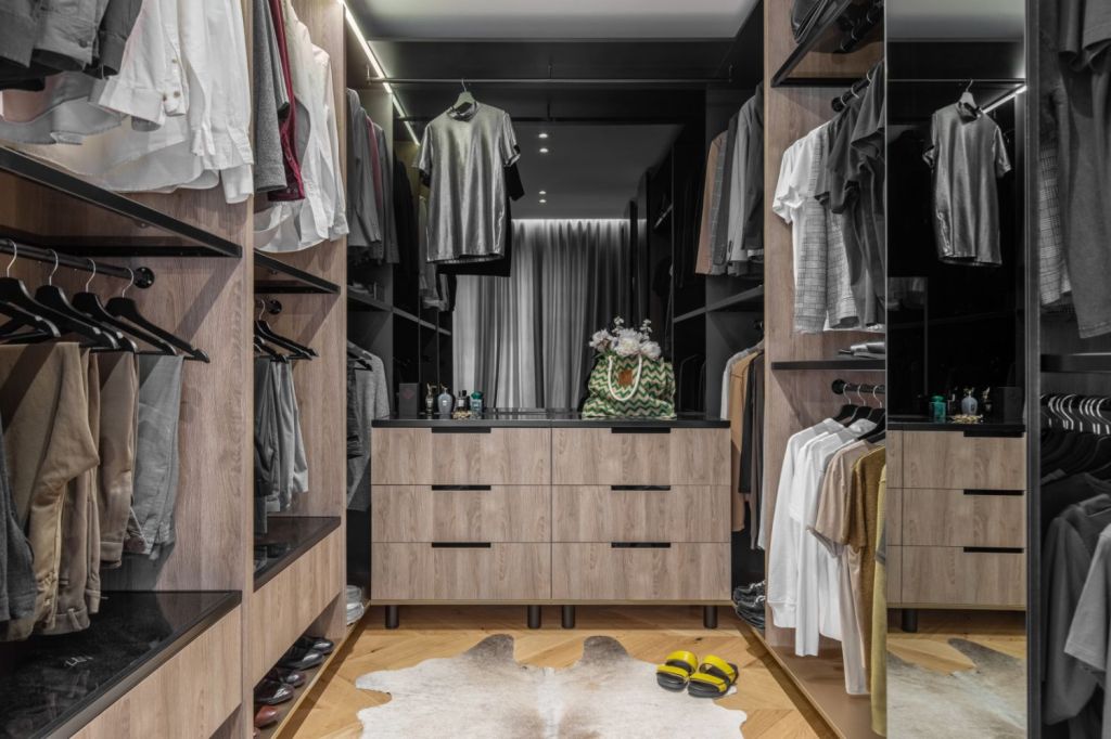 Amenajare vila duplex Otopeni stil eclectic - Sergiu Califar - Pure Mess Design - dressing walk in (1)