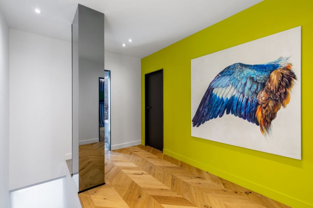 Amenajare vila duplex Otopeni stil eclectic - Sergiu Califar - Pure Mess Design - hol cu perete galben citron si tablou (1)