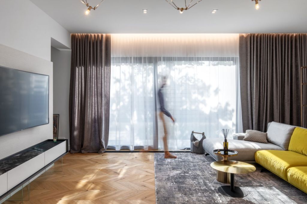 Amenajare vila duplex Otopeni stil eclectic - Sergiu Califar - Pure Mess Design - living canapea galben gri Ditre Italia (1)