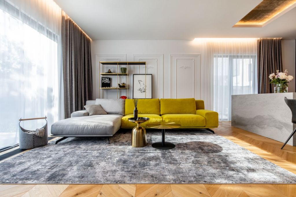 Amenajare vila duplex Otopeni stil eclectic - Sergiu Califar - Pure Mess Design - living canapea galben gri Ditre Italia (2)