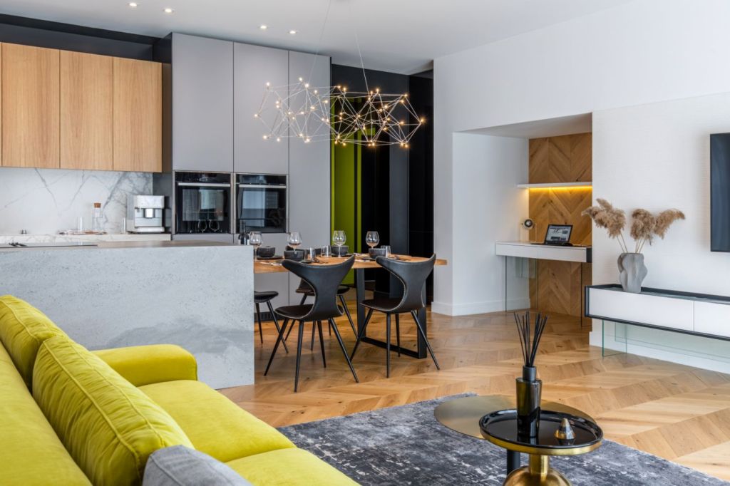 Amenajare vila duplex Otopeni stil eclectic - Sergiu Califar - Pure Mess Design - open space cu canapea galben gri Ditre Italia 2 (2)