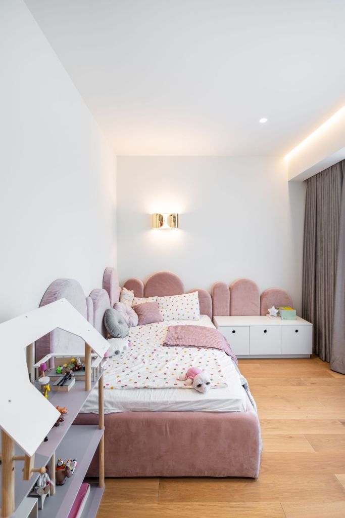 Apartament elegant amenajare Sami Bumbu Bucuresti - camera fetita roz (1)