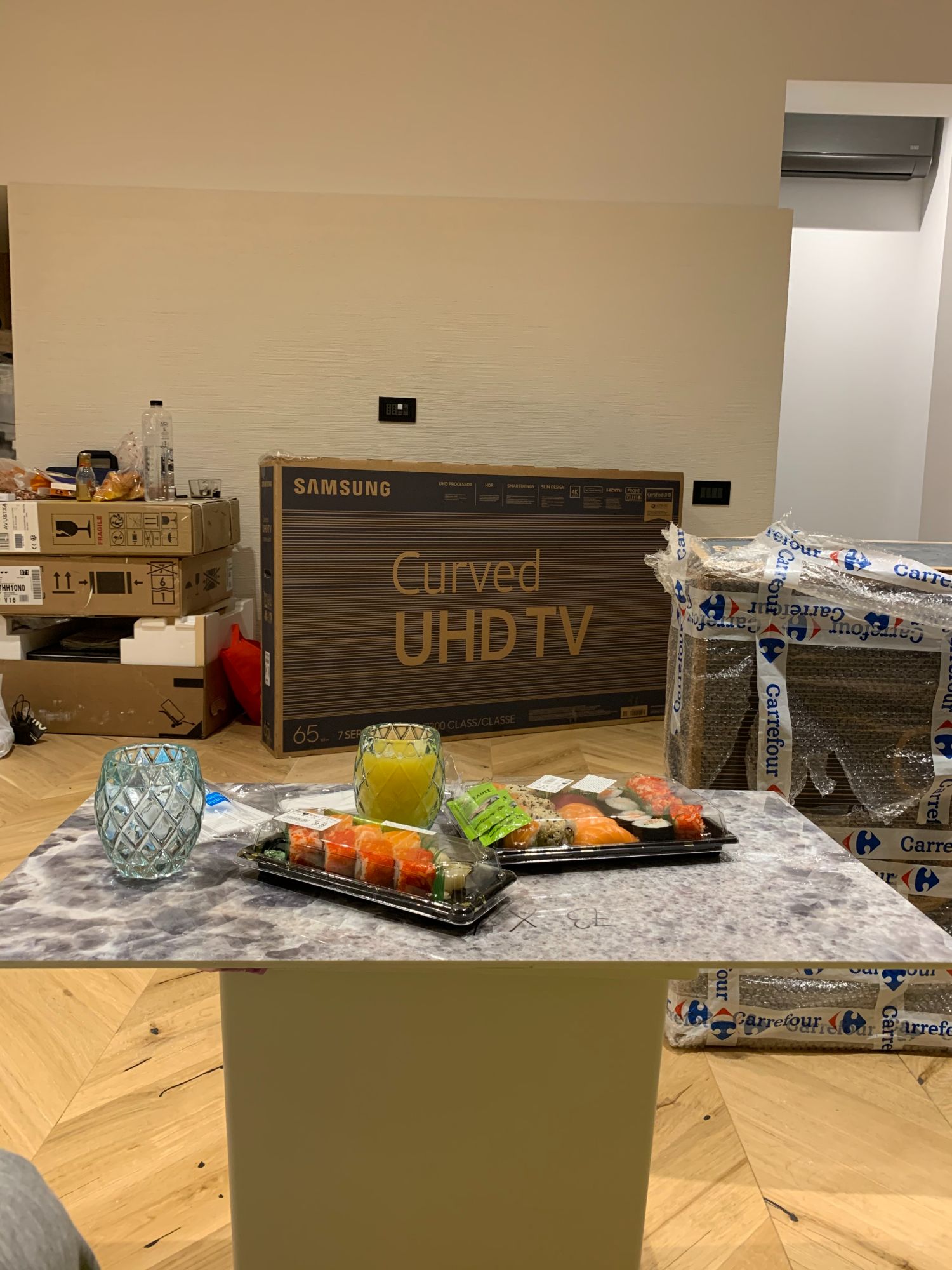 Masă improvizată în living