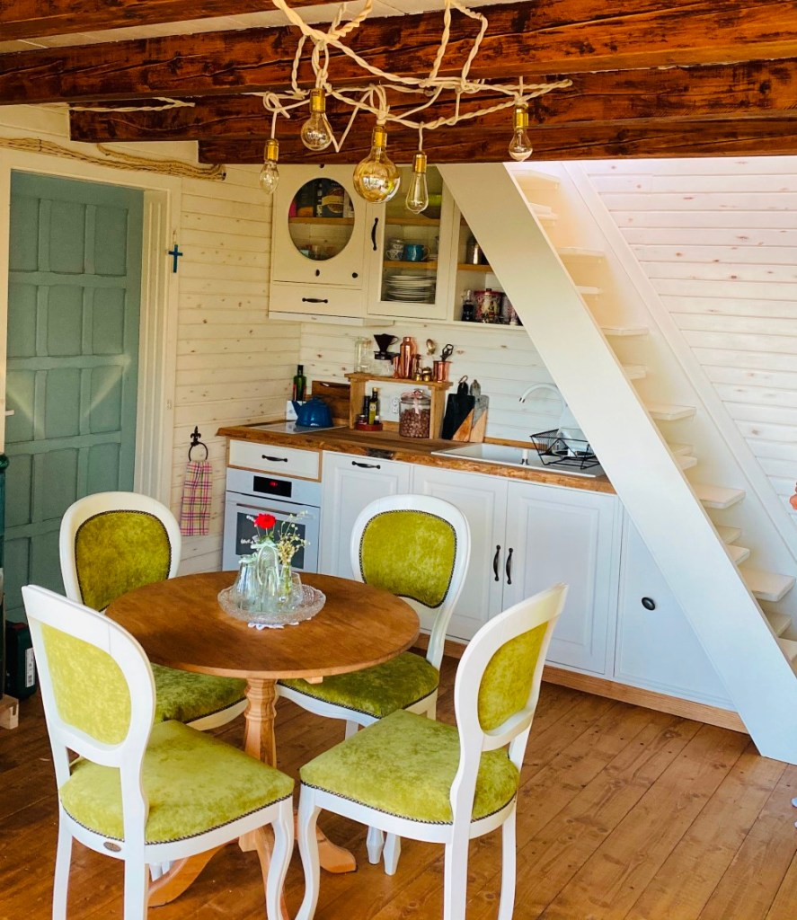 Designul de interior este eclectic, „un mélange de stiluri, dar foarte cozy”