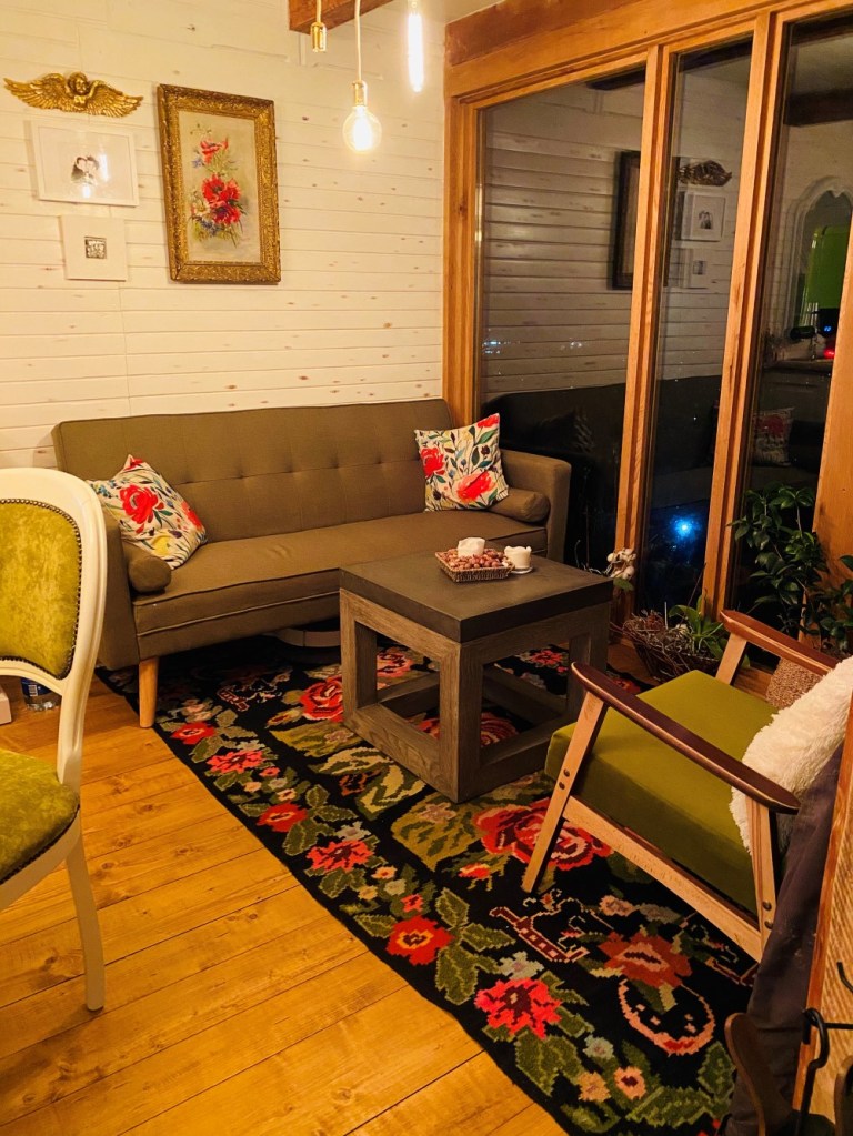 Designul de interior este eclectic, „un mélange de stiluri, dar foarte cozy”