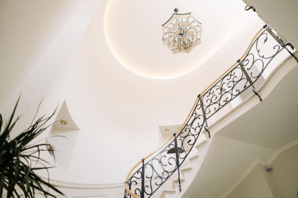 hol tavan candelabru stil neoclasic