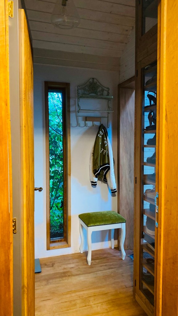 Designul de interior este eclectic, „un mélange de stiluri, dar foarte cozy”